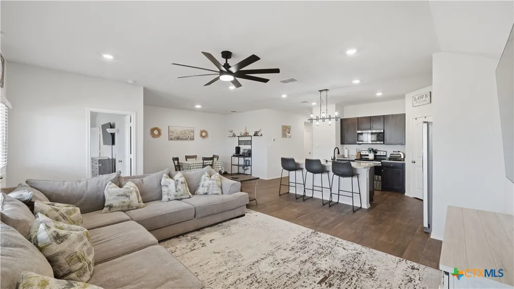 925 Nodding Nixie Seguin, TX 78155