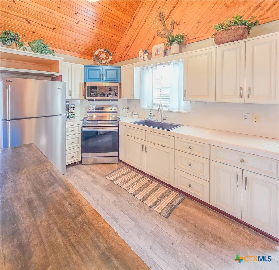 376 Haddock Drive Palacios, TX 77465
