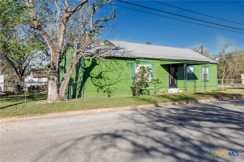 921 Robertson Street Gonzales, TX 78629