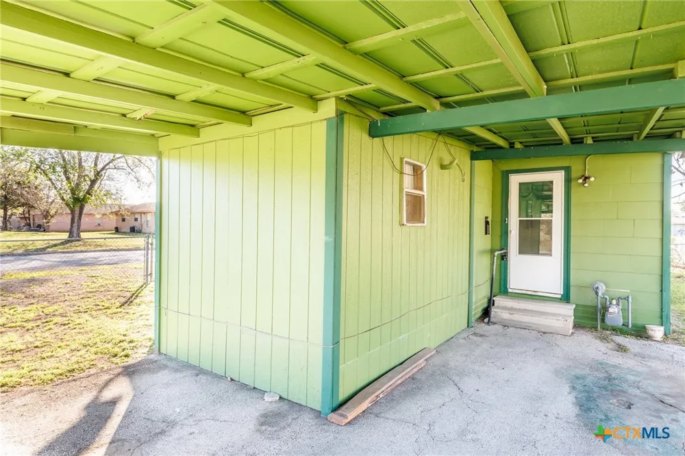 921 Robertson Street Gonzales, TX 78629