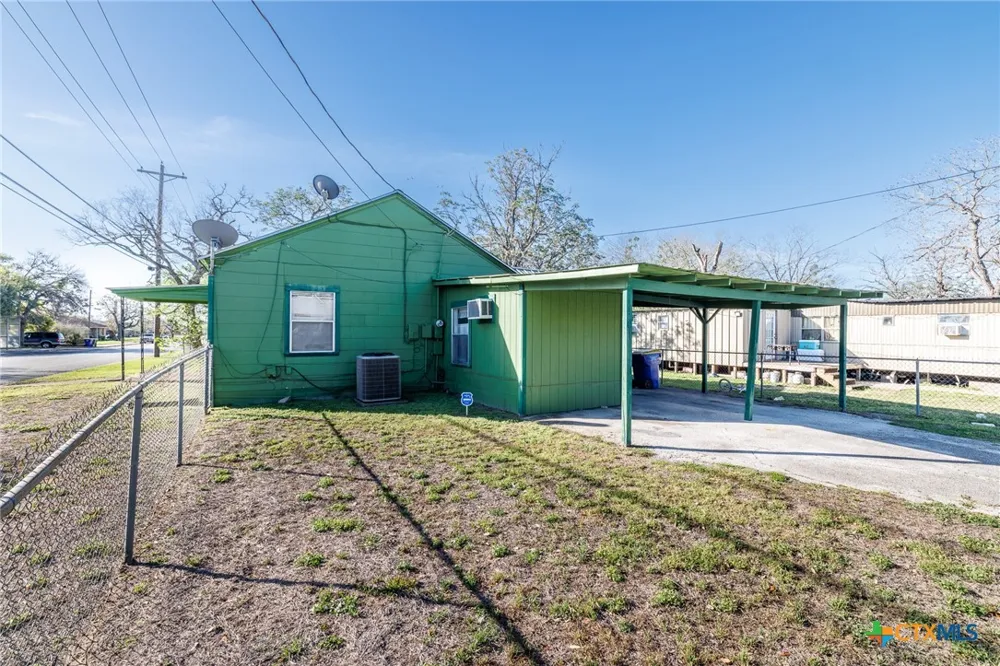 921 Robertson Street Gonzales, TX 78629