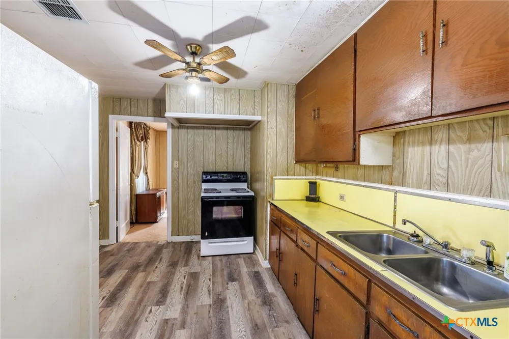 921 Robertson Street Gonzales, TX 78629