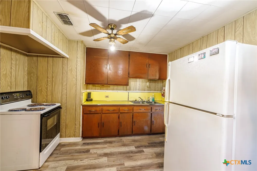 921 Robertson Street Gonzales, TX 78629