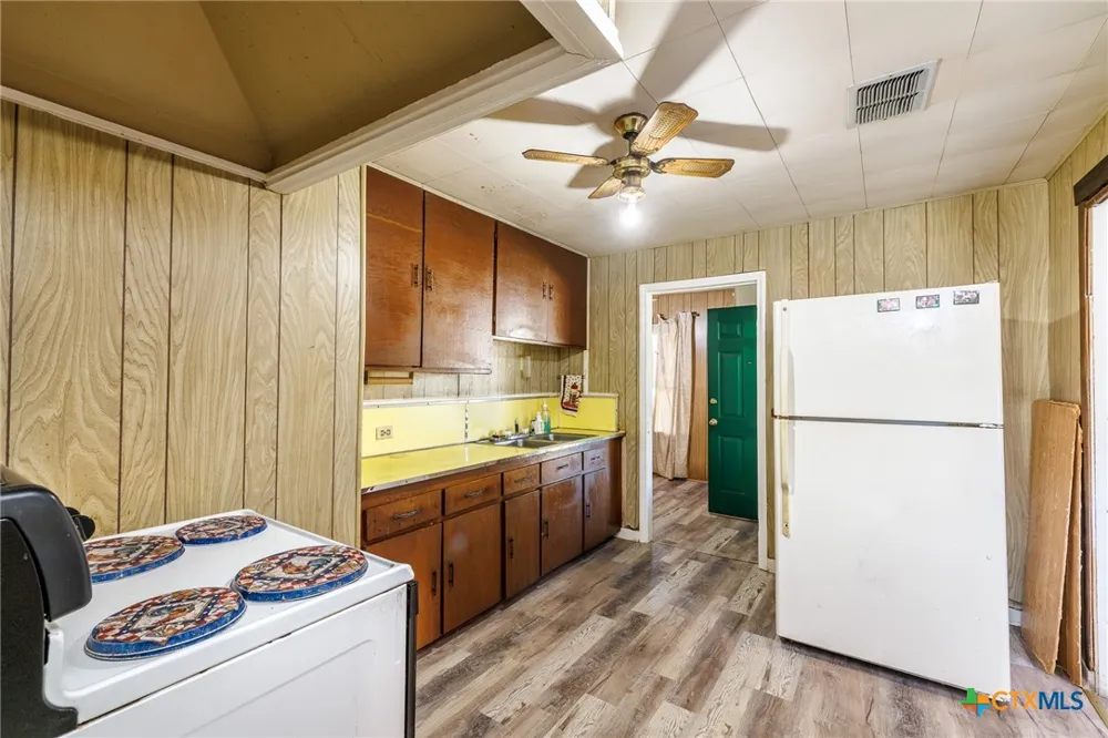 921 Robertson Street Gonzales, TX 78629