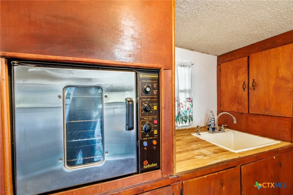 921 Robertson Street Gonzales, TX 78629