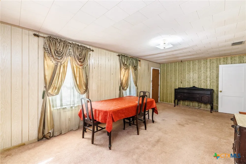 921 Robertson Street Gonzales, TX 78629