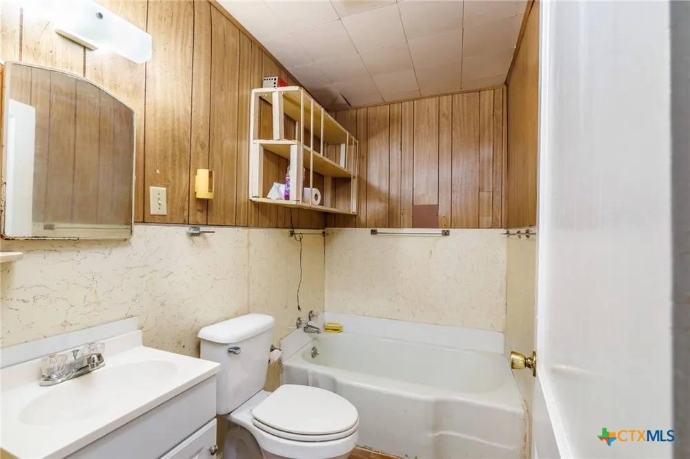 921 Robertson Street Gonzales, TX 78629