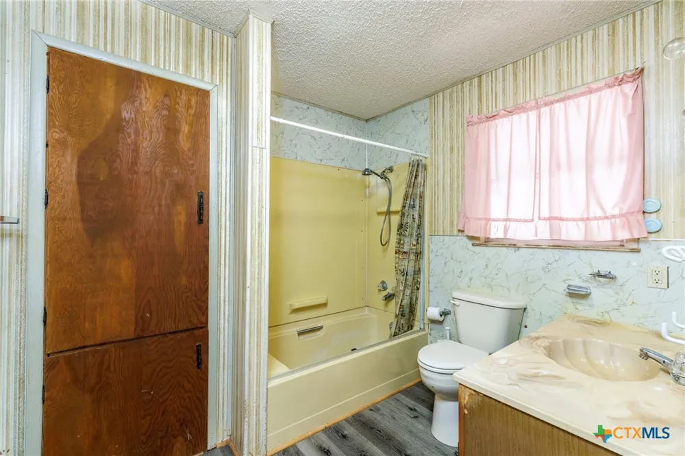 921 Robertson Street Gonzales, TX 78629