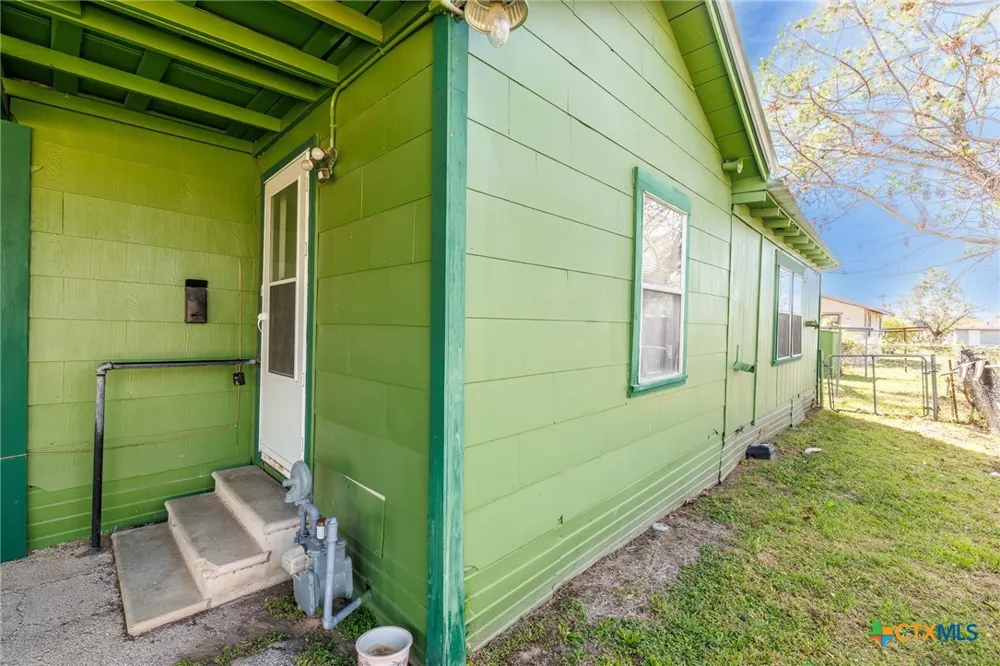 921 Robertson Street Gonzales, TX 78629