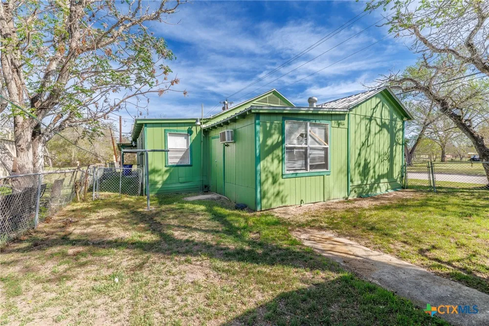921 Robertson Street Gonzales, TX 78629