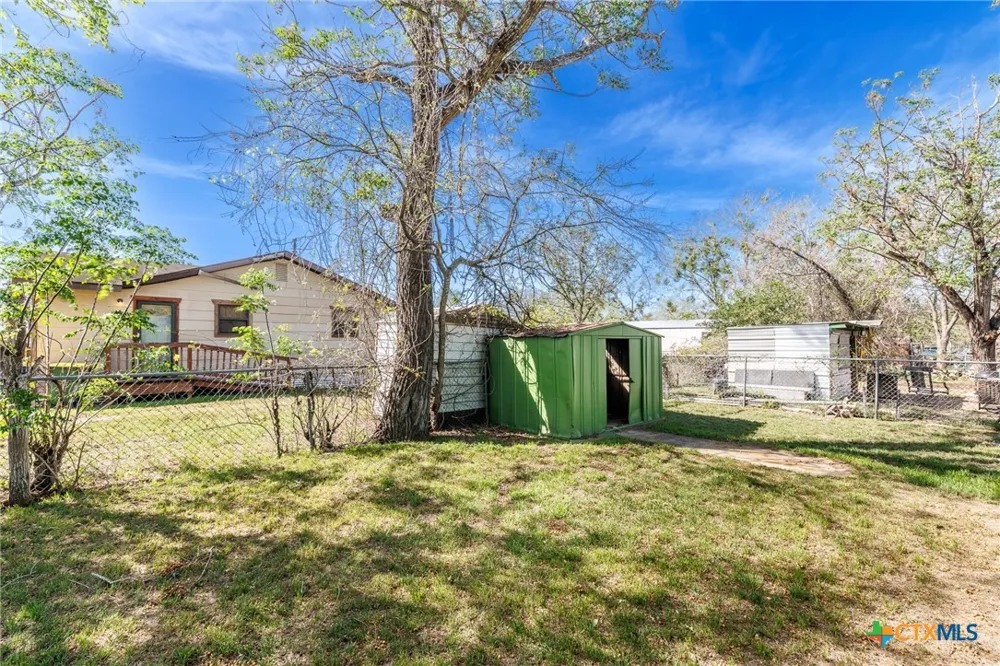 921 Robertson Street Gonzales, TX 78629