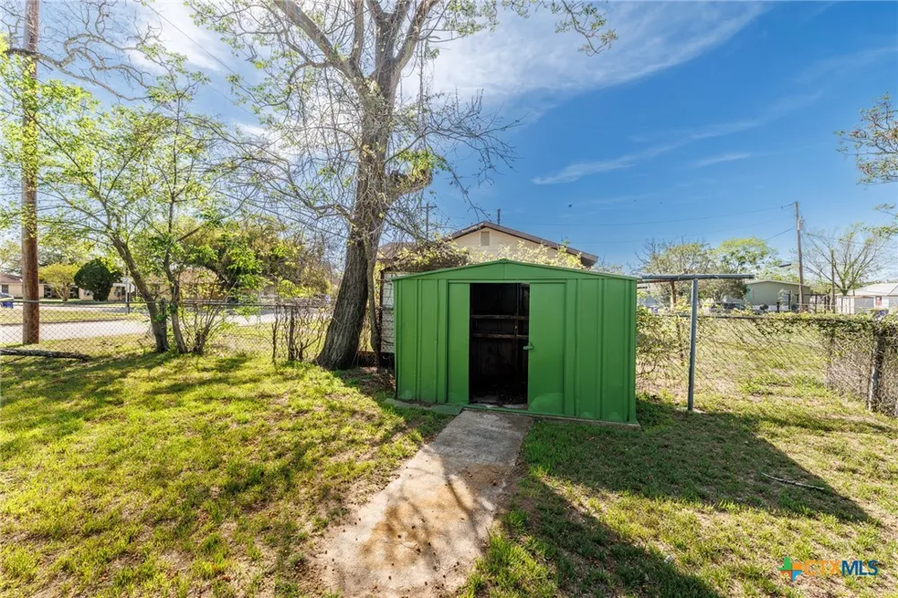 921 Robertson Street Gonzales, TX 78629