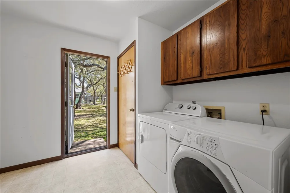 606 N Seventh St Fulton, TX 78358