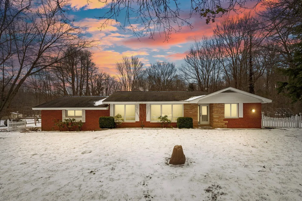 2095 Lakeshore Drive Fennville, MI 49408