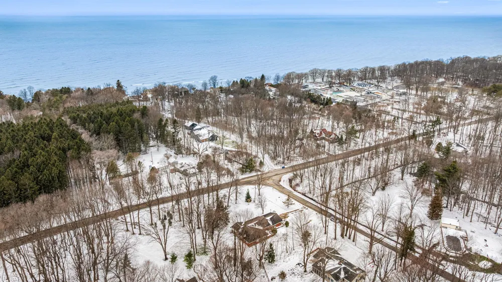 2095 Lakeshore Drive Fennville, MI 49408