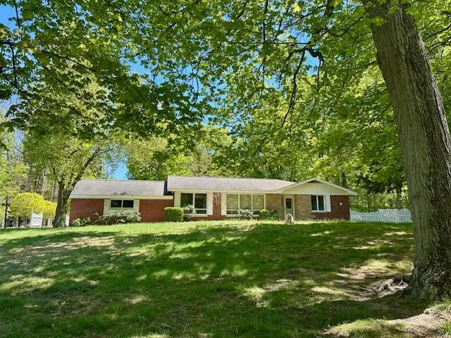 2095 Lakeshore Drive Fennville, MI 49408