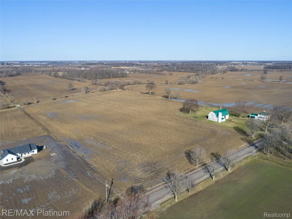 1136 S Nichols Road Clayton Charter Township, MI 48473
