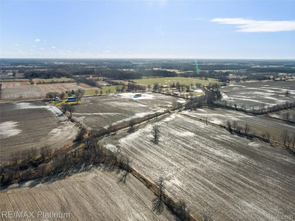 1136 S Nichols Road Clayton Charter Township, MI 48473