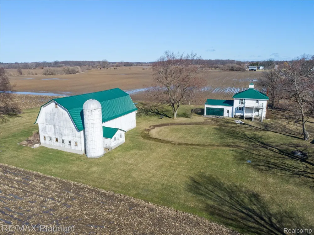 1136 S Nichols Road Clayton Charter Township, MI 48473