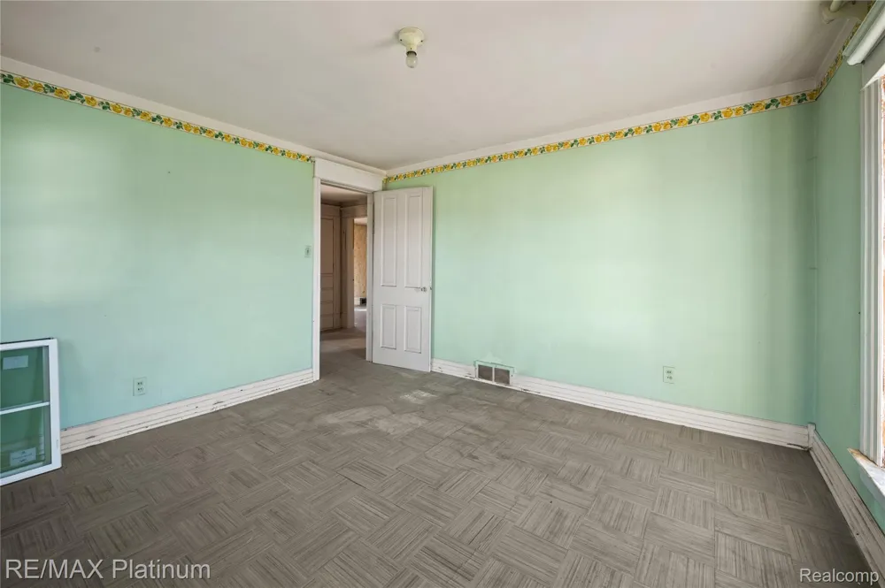 1136 S Nichols Road Clayton Charter Township, MI 48473
