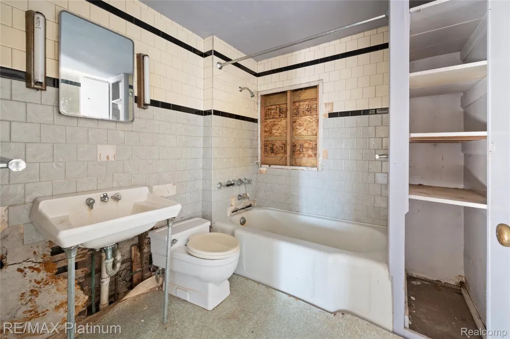 1136 S Nichols Road Clayton Charter Township, MI 48473