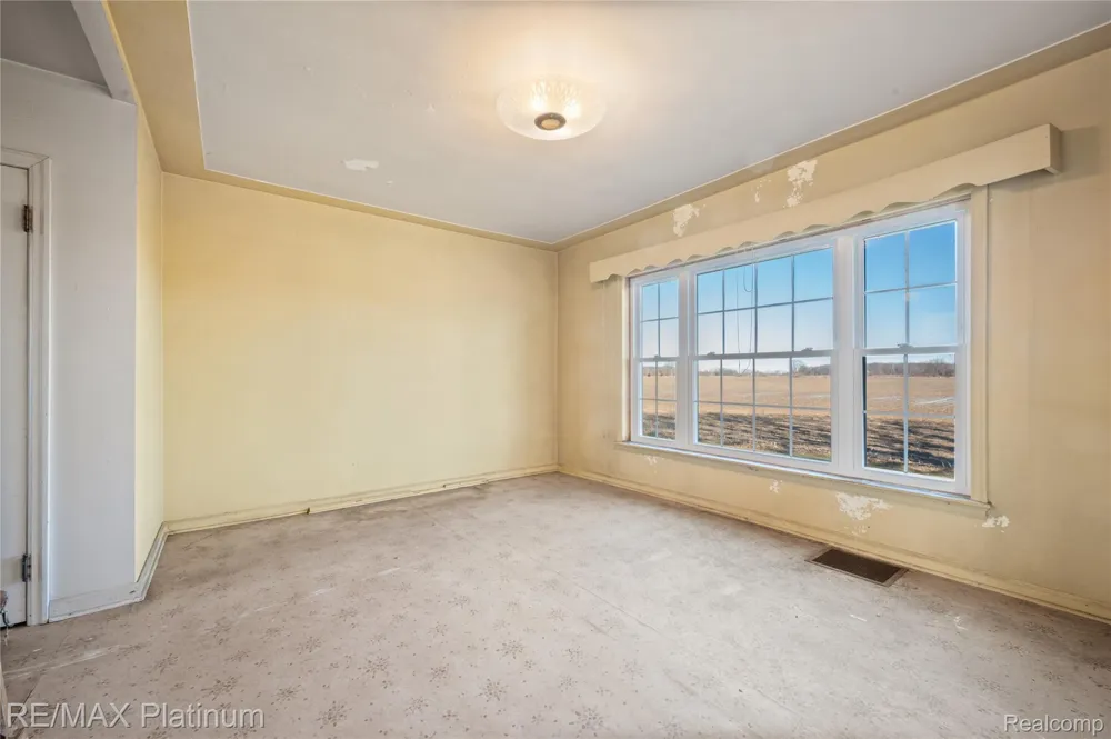 1136 S Nichols Road Clayton Charter Township, MI 48473