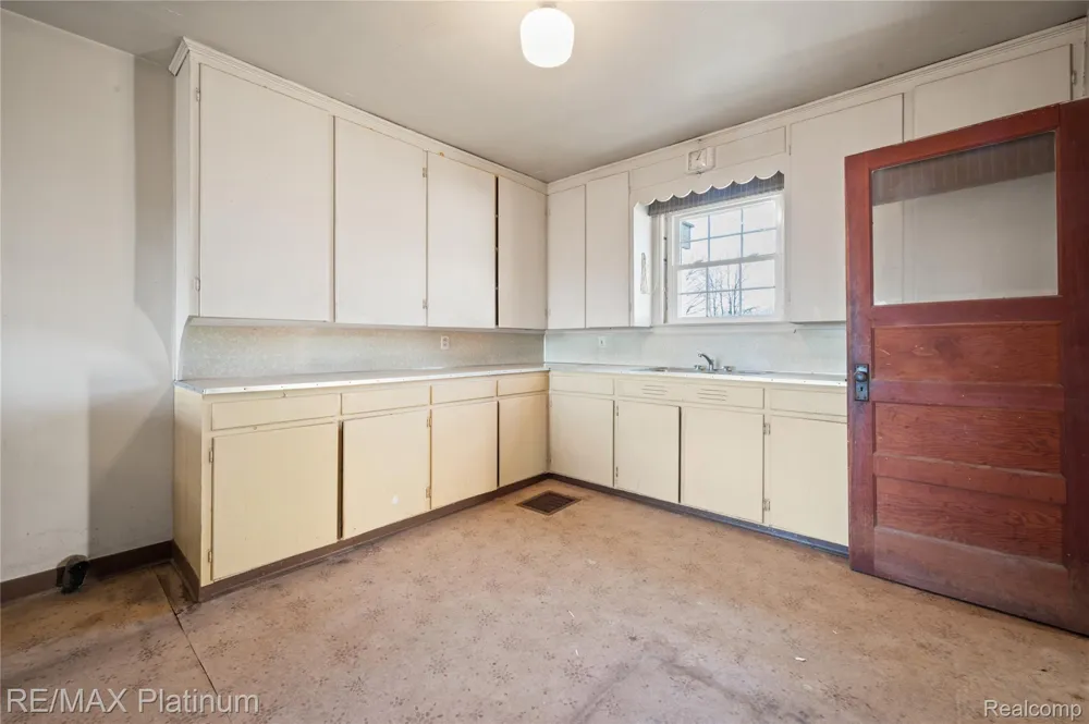 1136 S Nichols Road Clayton Charter Township, MI 48473