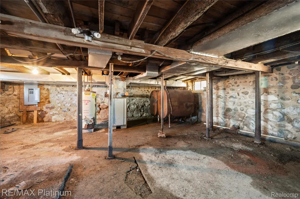 1136 S Nichols Road Clayton Charter Township, MI 48473