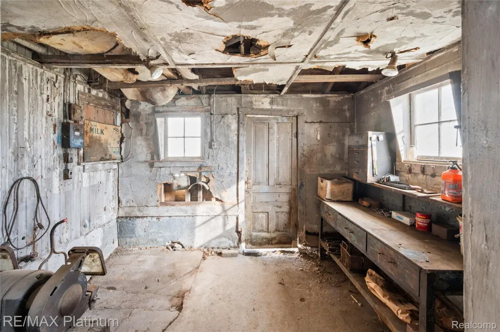 1136 S Nichols Road Clayton Charter Township, MI 48473