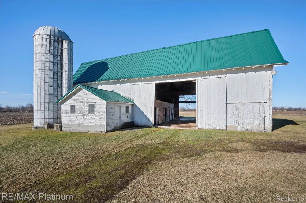 1136 S Nichols Road Clayton Charter Township, MI 48473