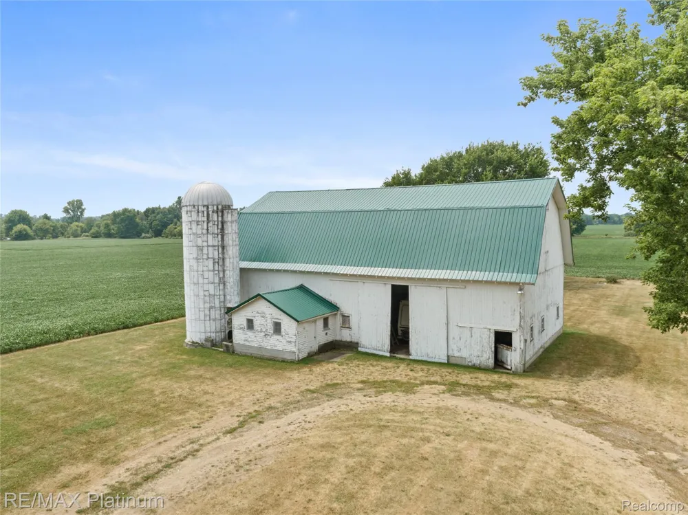 1136 S Nichols Road Clayton Charter Township, MI 48473