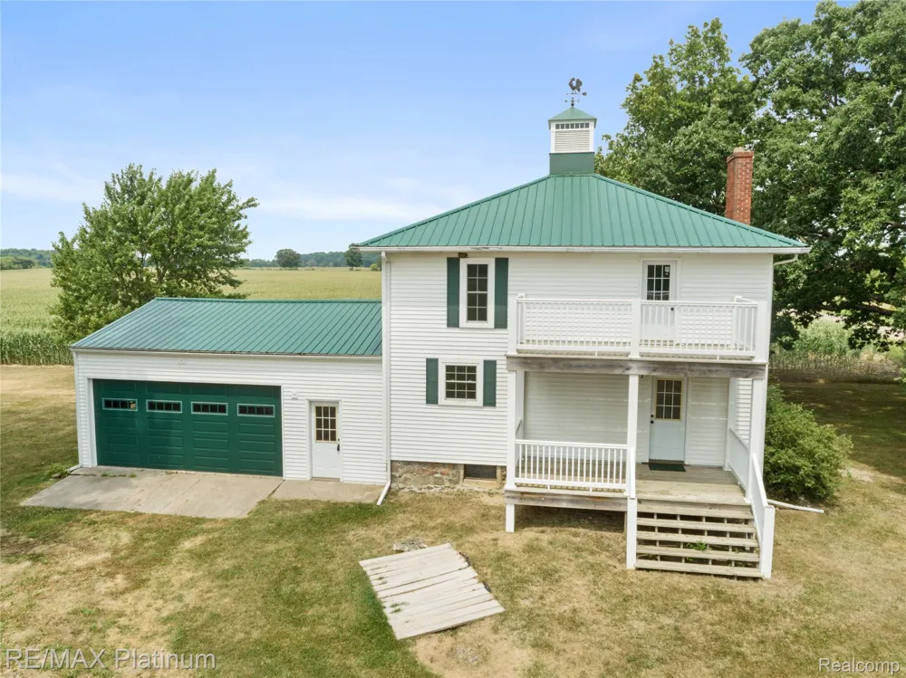 1136 S Nichols Road Clayton Charter Township, MI 48473