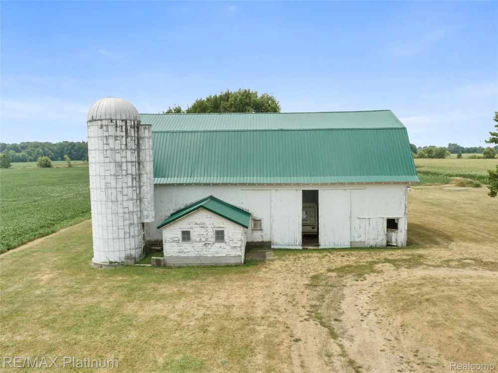 1136 S Nichols Road Clayton Charter Township, MI 48473