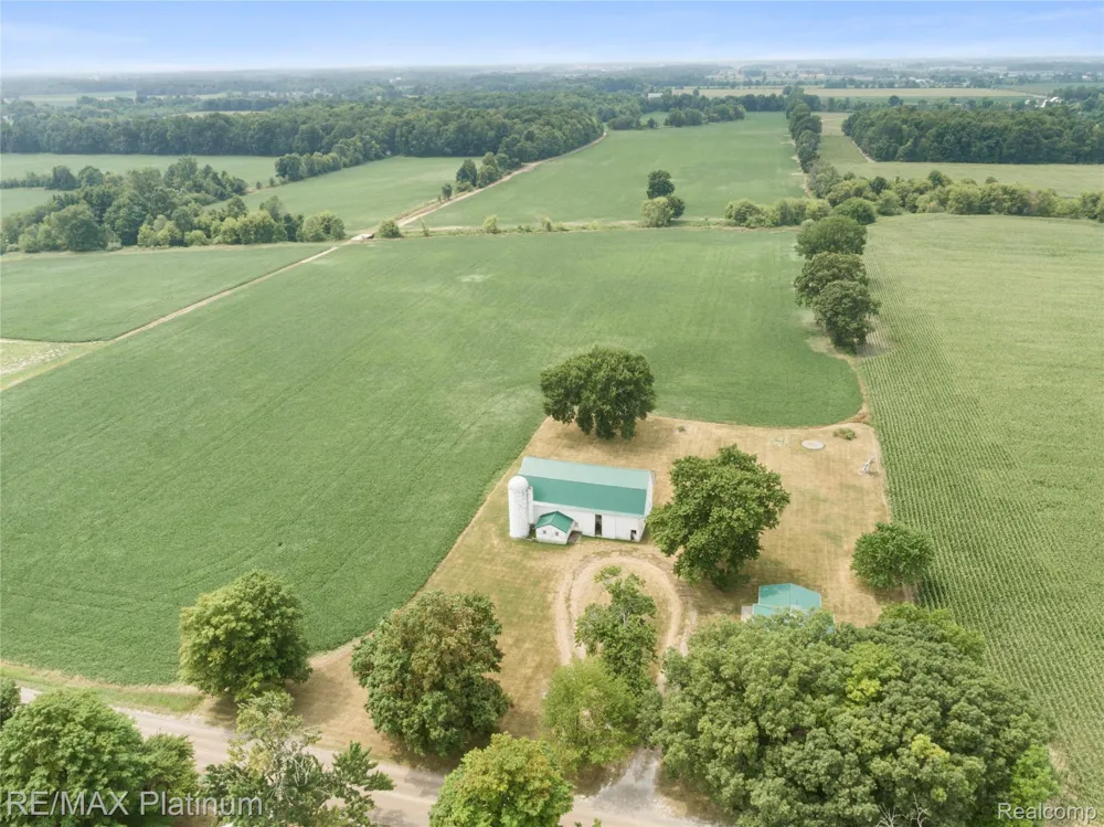 1136 S Nichols Road Clayton Charter Township, MI 48473