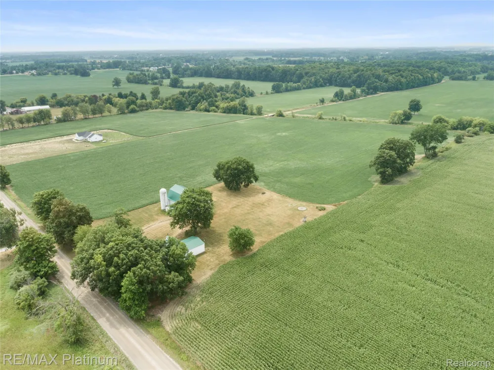 1136 S Nichols Road Clayton Charter Township, MI 48473