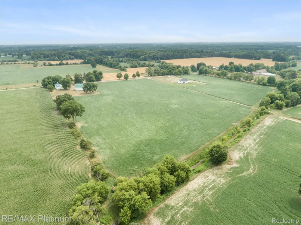 1136 S Nichols Road Clayton Charter Township, MI 48473