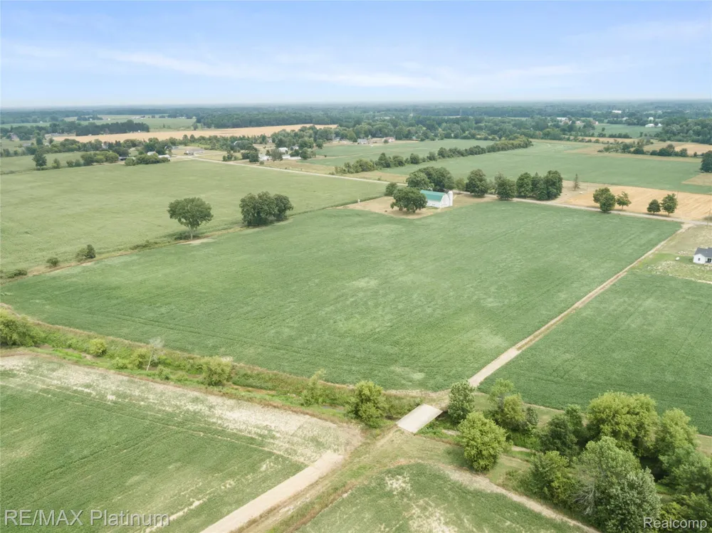 1136 S Nichols Road Clayton Charter Township, MI 48473