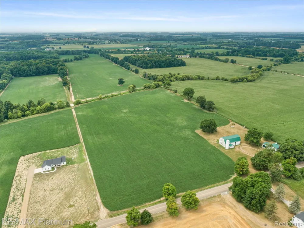 1136 S Nichols Road Clayton Charter Township, MI 48473