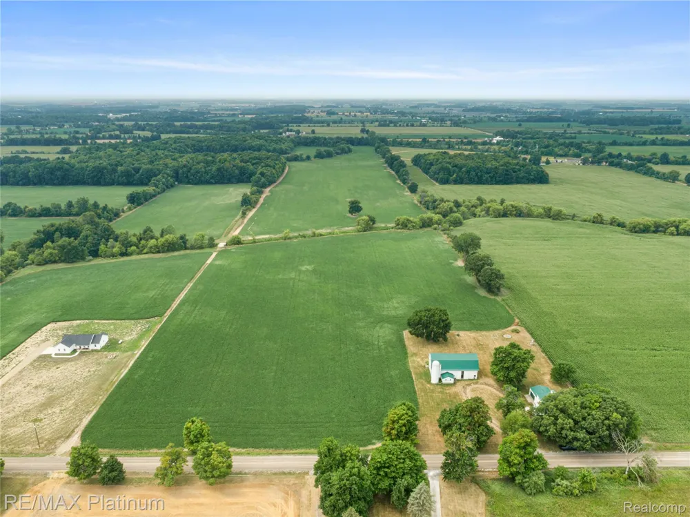 1136 S Nichols Road Clayton Charter Township, MI 48473