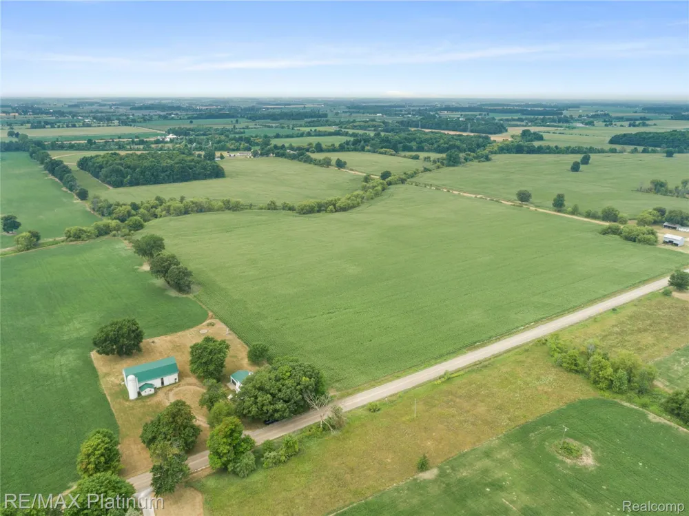 1136 S Nichols Road Clayton Charter Township, MI 48473