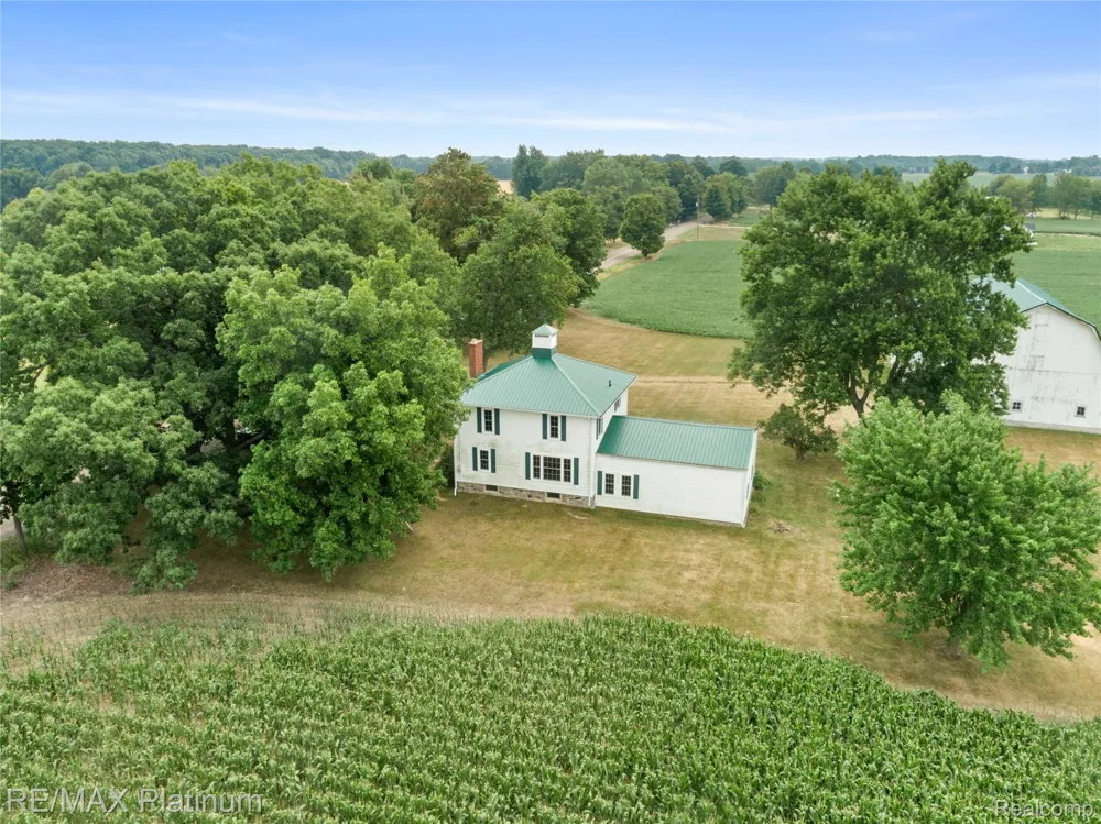1136 S Nichols Road Clayton Charter Township, MI 48473