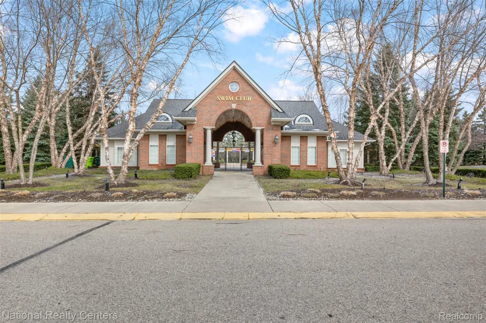 7201 Farmingdale Lane Commerce Charter Township, MI 48390