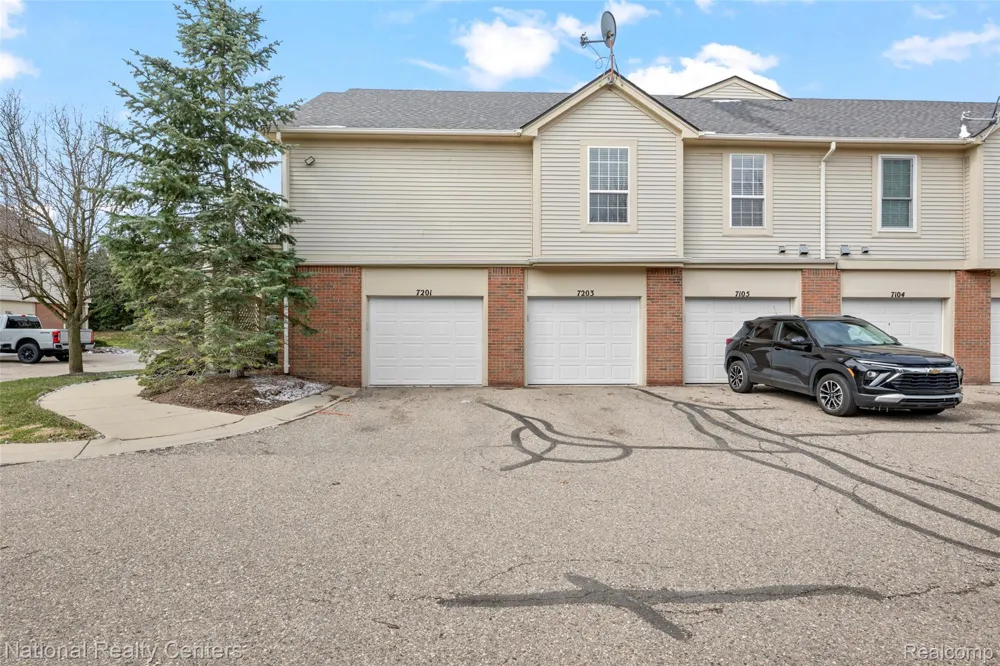 7201 Farmingdale Lane Commerce Charter Township, MI 48390