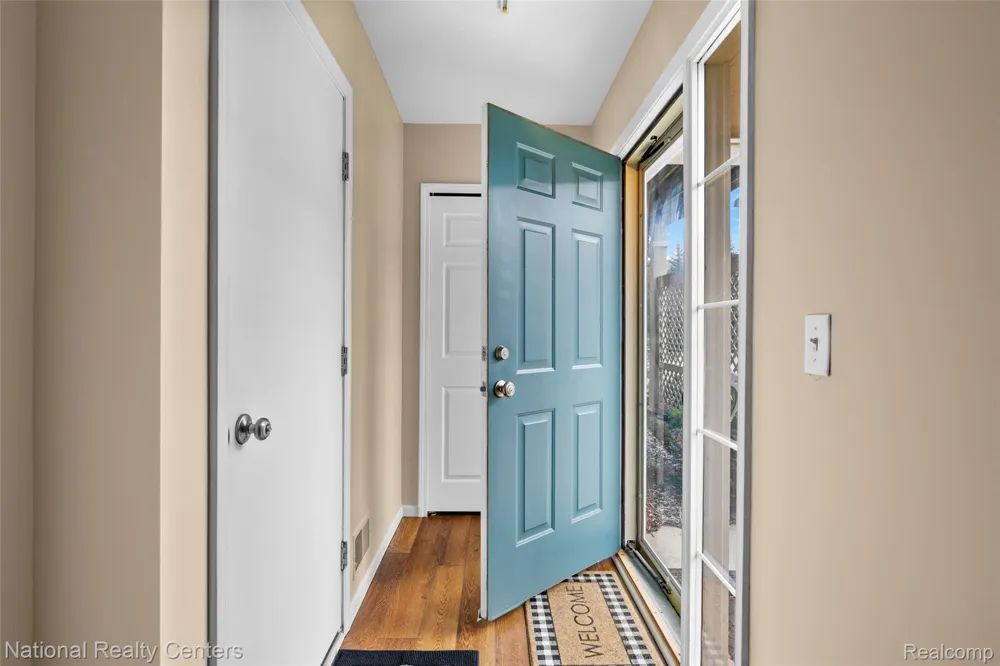 7201 Farmingdale Lane Commerce Charter Township, MI 48390