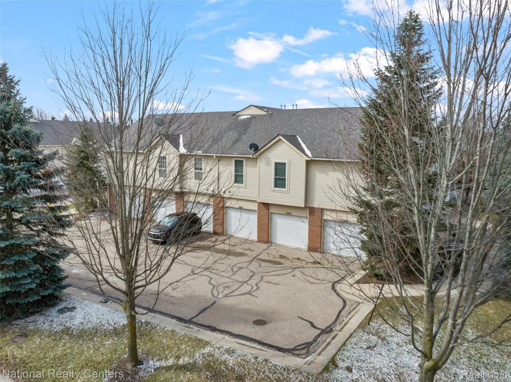 7201 Farmingdale Lane Commerce Charter Township, MI 48390