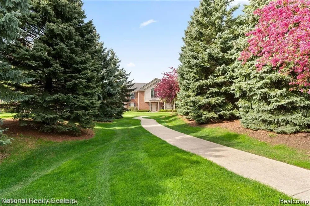 7201 Farmingdale Lane Commerce Charter Township, MI 48390