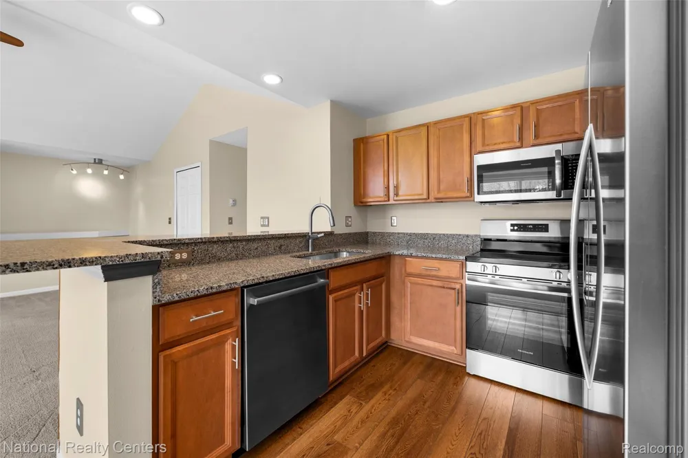 7201 Farmingdale Lane Commerce Charter Township, MI 48390