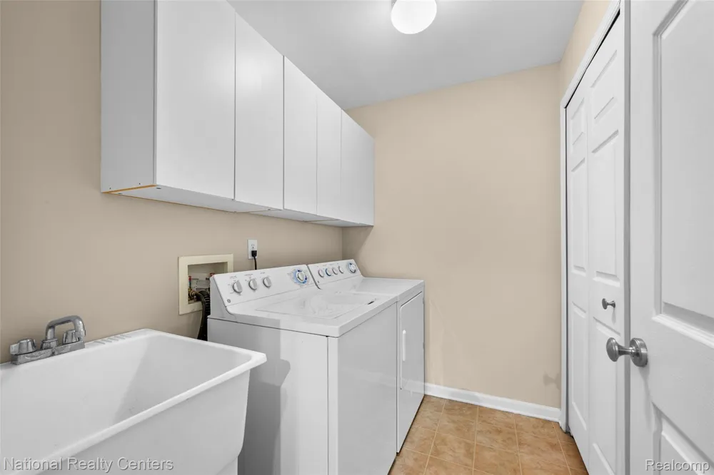 7201 Farmingdale Lane Commerce Charter Township, MI 48390