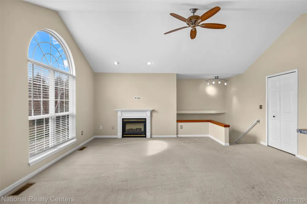 7201 Farmingdale Lane Commerce Charter Township, MI 48390