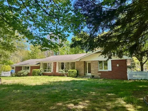 2095 Lakeshore Drive